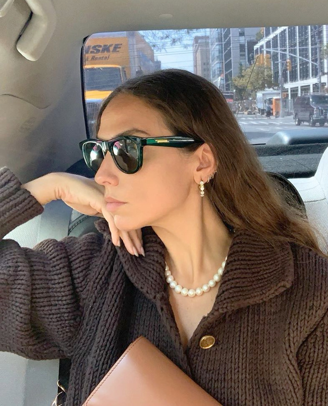 Gilet �pais marron + perles, ou l'inverse de la cure de jouvence...