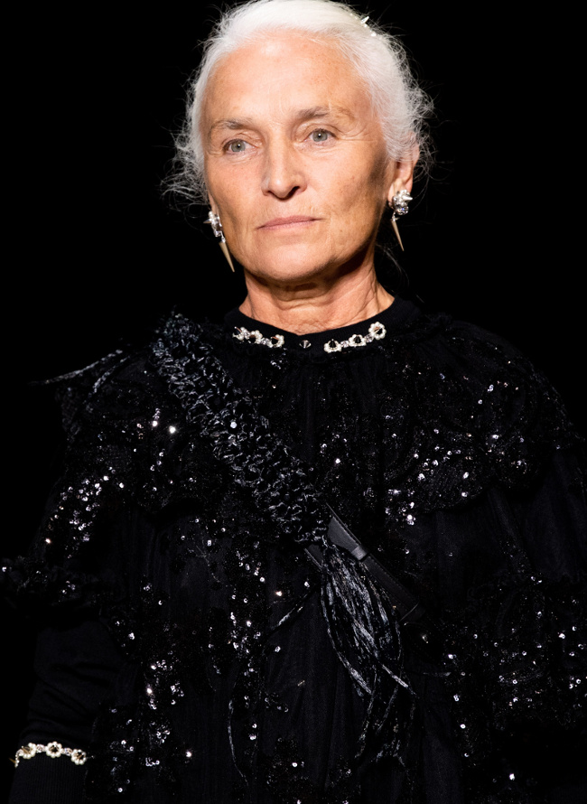 On aime quand les podiums subliment rides et cheveux blancs...