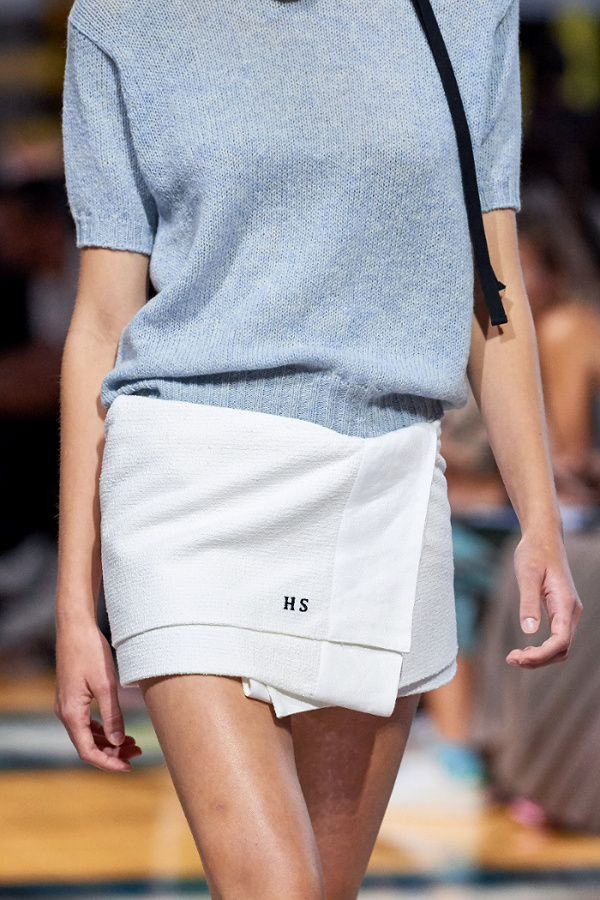 Miuccia Prada r�invente le pagne en mode jupe serviette �ponge