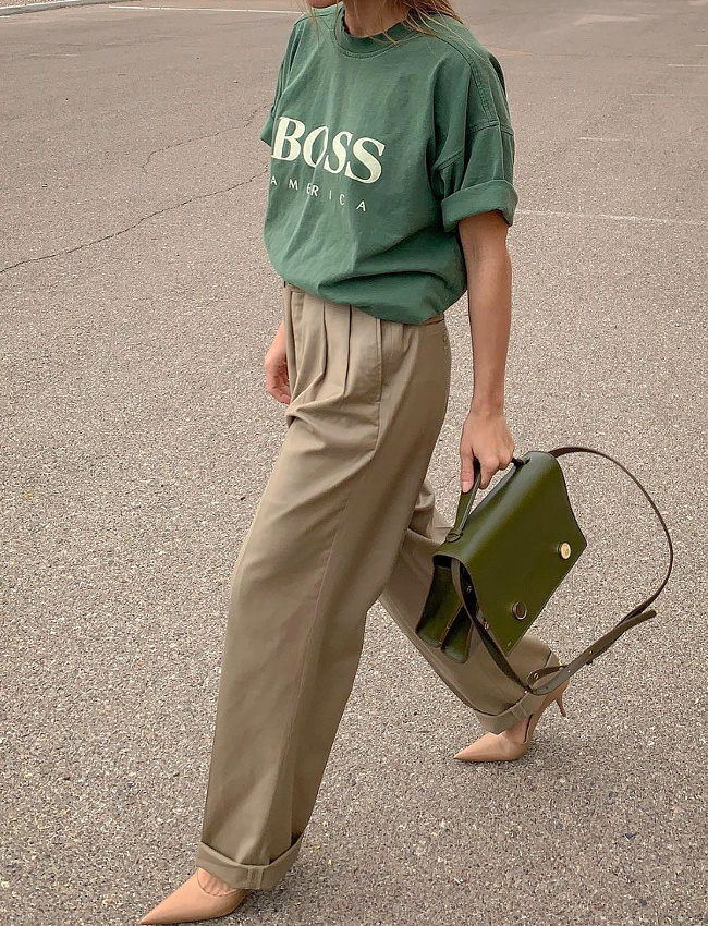 Escarpins + pantalon � pinces + tee-shirt trop grand = le bon mix