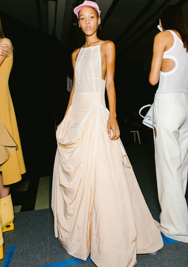 Recycler son parachute en robe du soir, une id�e comme une autre...