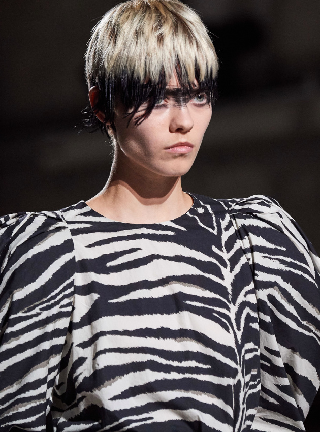 Rien de tel qu'une frange � plumes pour twister facilement une petite coupe gar�onne !