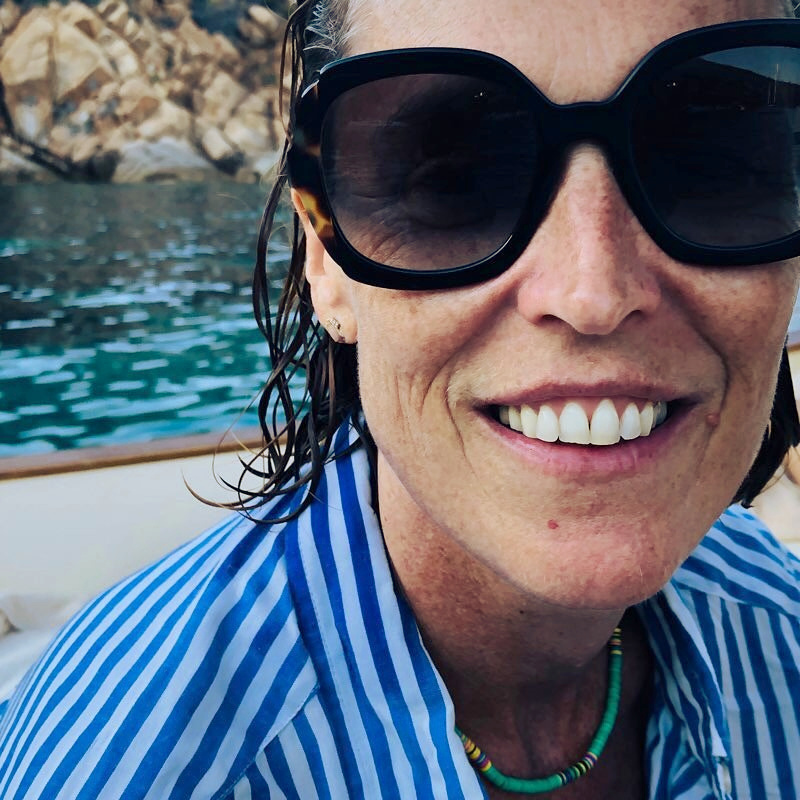 Maxi lunettes de soleil + chemise masculine ray�e + fin collier color� = le bon mix