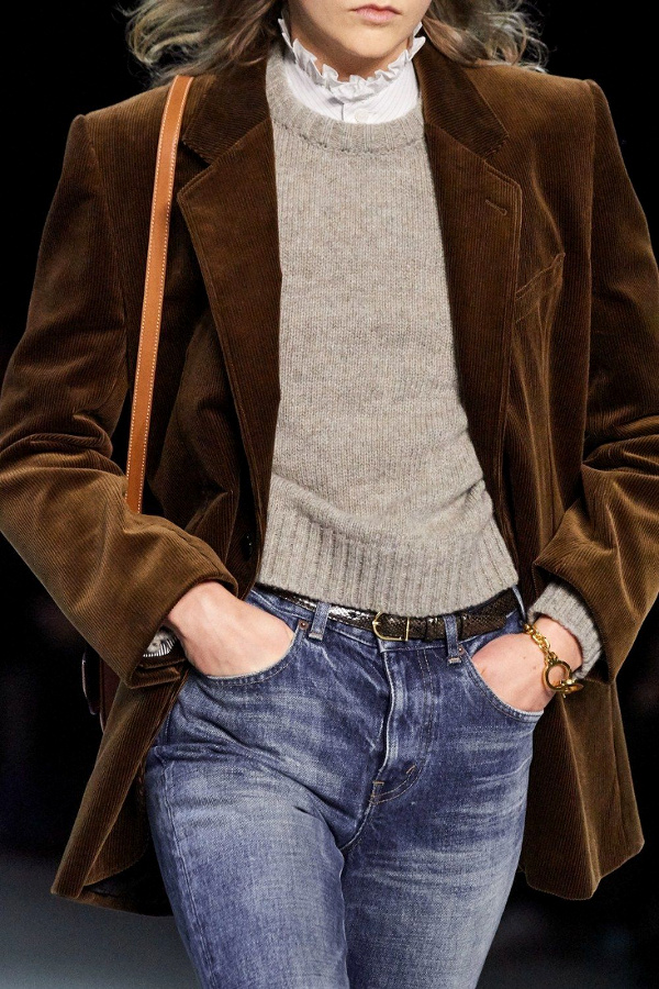 Blazer en velours marron + pull col rond + col volant� + jean = le bon mix