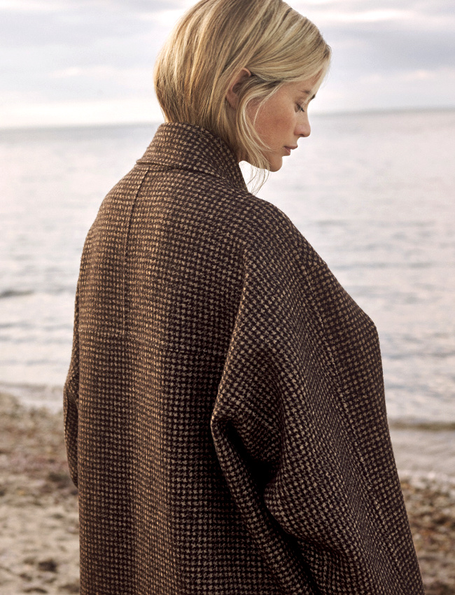 Blondeur d�sinvolte + manteau oversize masculin = le bon mix