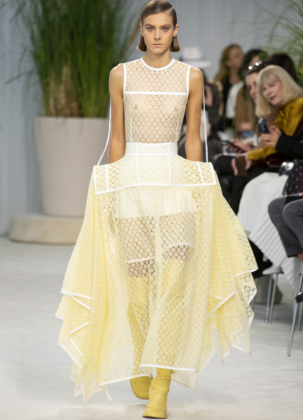 Quand la crinoline gagne en l�g�ret� ce qu'elle perd en pass�isme...