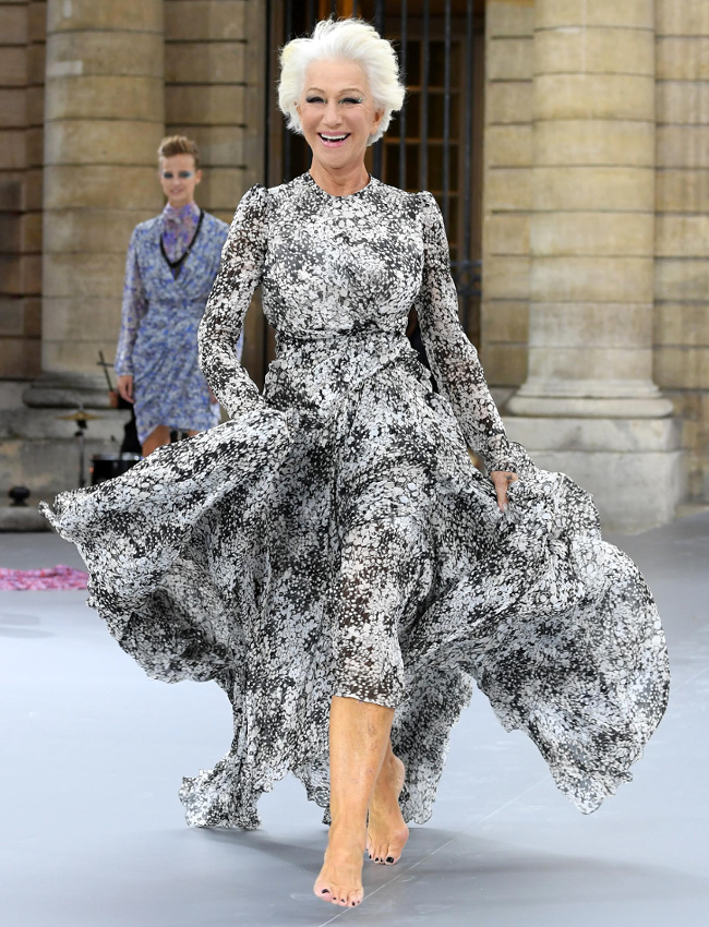 Certaines mannequins devraient prendre des le�ons de joie de vivre aupr�s d'Helen Mirren...
