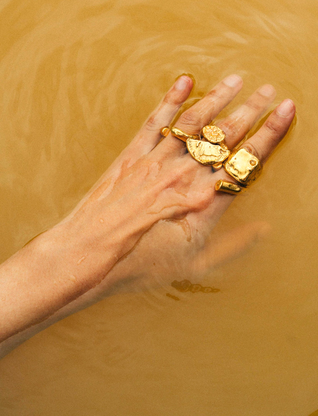 Oui aux bijoux � la force abstraite et � l'�clat enivrant !