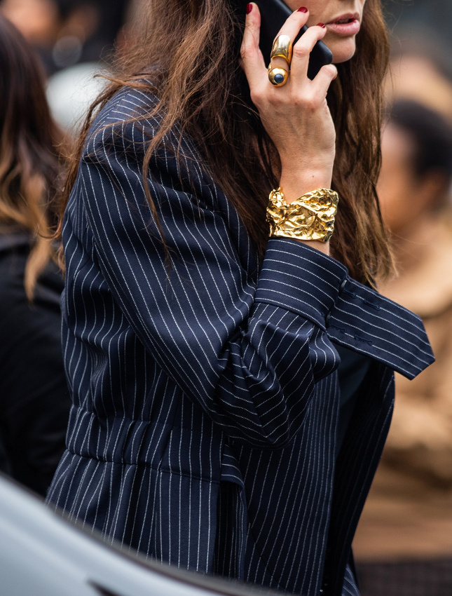 Oui au mix rayures masculines/bijoux baroques !