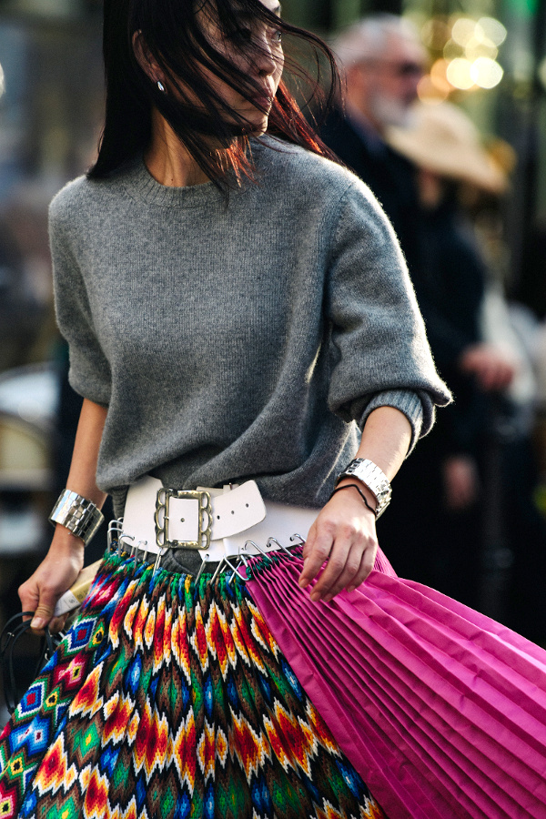 Toujours apaiser ses pi�ces les plus conceptuelles au contact d'un simple pull col rond !