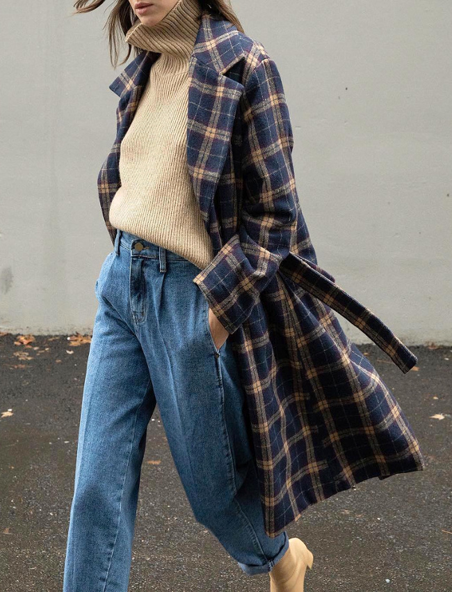 Trench � carreaux + pull col roul� + jean cropped taille haute + talons = le bon mix