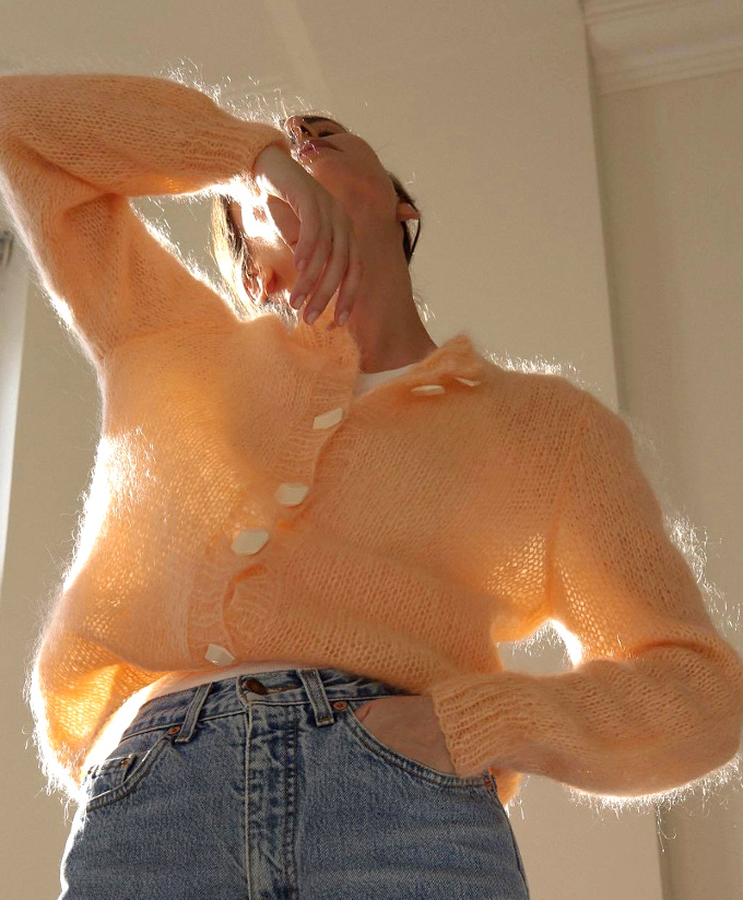 Cardigan mousseux mandarine + jean taille haute bleu d�lav� = le bon mix