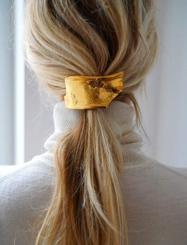 Toujours penser � sophistiquer le duo queue de cheval/col roul� !