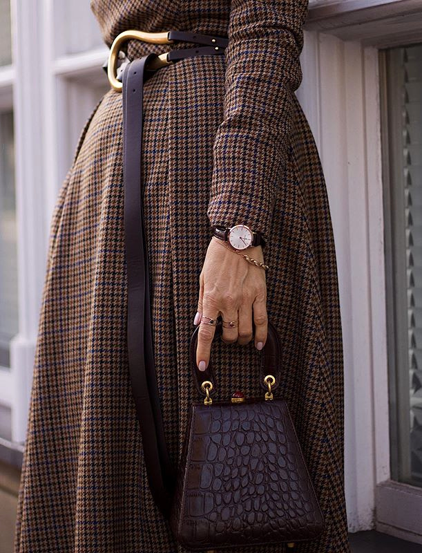 Carreaux marron + ceinture conceptuelle + petit sac n�o chic = le bon mix