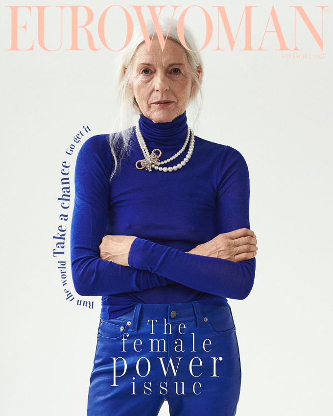 Bleu �lectrique + cheveux blancs = le bon mix