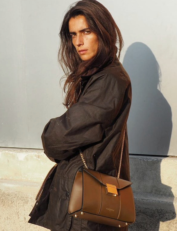 Veste type barbour + sac en cuir � cha�nette = le bon mix