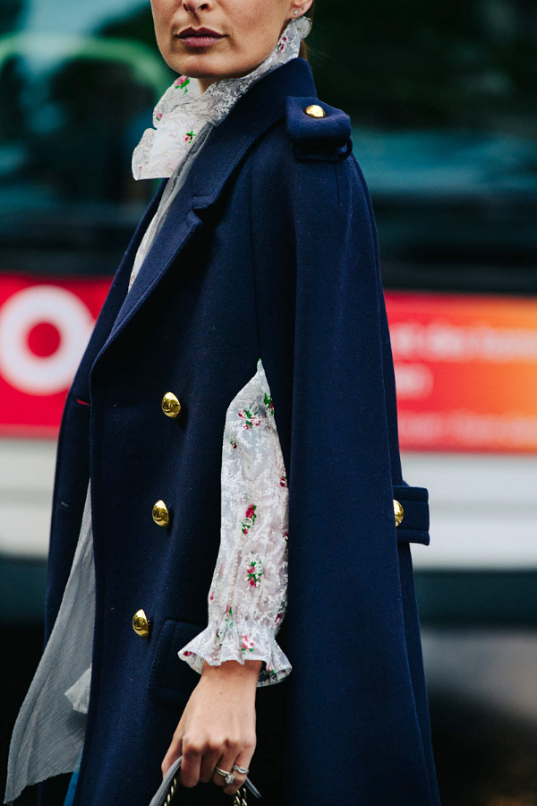 Cape bleu marine + blouse raffin�e = le bon mix