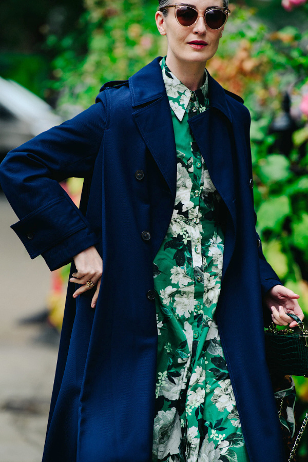 Trench coat + robe chemise fleurie = le bon mix
