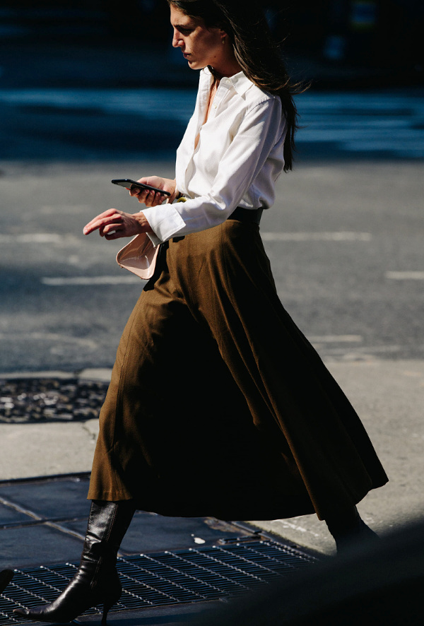 Chemise blanche + ample jupe en daim marron longueur mi-mollet = le bon mix