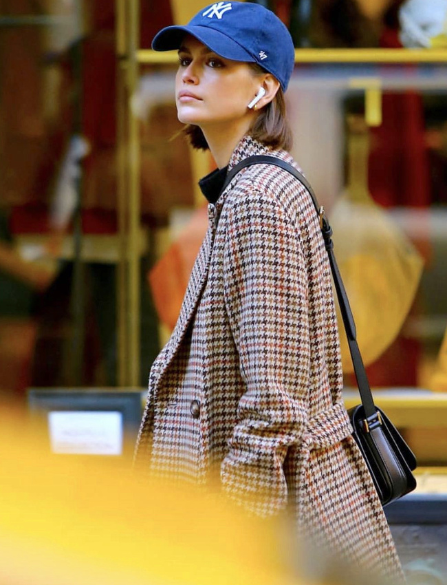 Pardessus � carreaux + casquette de baseball = le bon mix