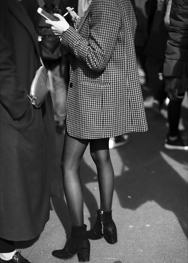 Oui au mix boots/bas ultra court/blazer pied-de-poule un peu long !