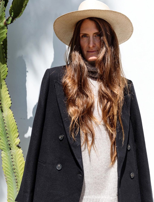 M�lant d�gaine nonchalante, chevelure longuissime et pi�ce tailoring, ce look ne laisse pas indiff�rent !