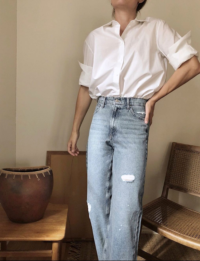 Rien de tel qu'une belle chemise blanche pour accompagner un jean boyfriend l�g�rement destroyed !