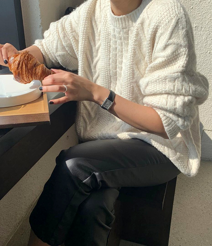 Oui au mariage entre pantalon en cuir et maille torsad�e duveteuse !