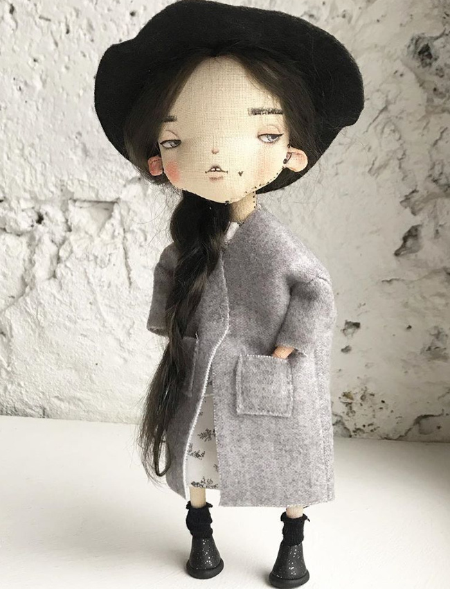Long manteau gris clair + robe blanche fleurie + grosses chaussettes noires + godillots = le bon mix