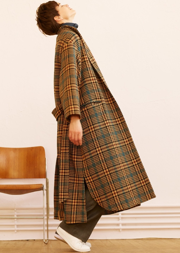 Petite coupe courte + long manteau � carreaux + baskets blanches = le bon mix