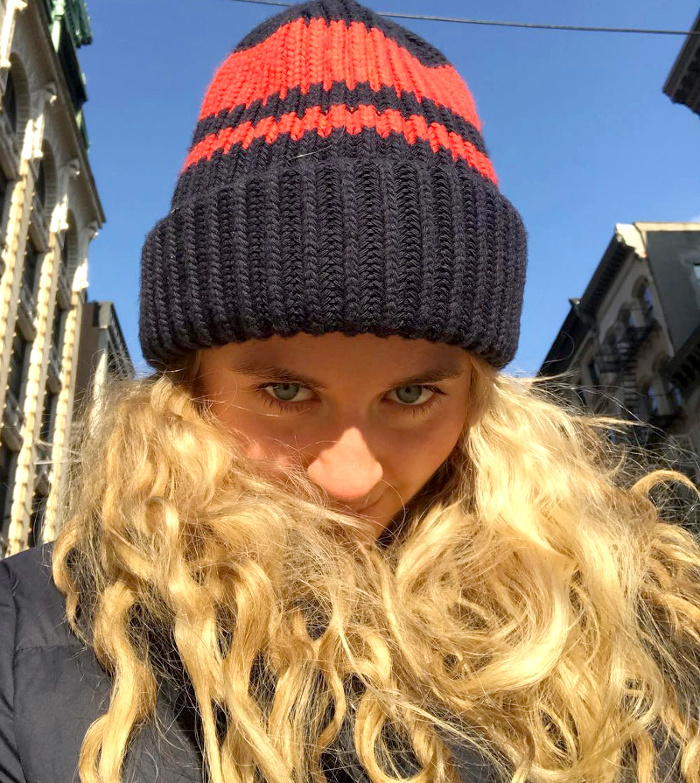 Oui au mix boucles d'or/bonnet de ski !