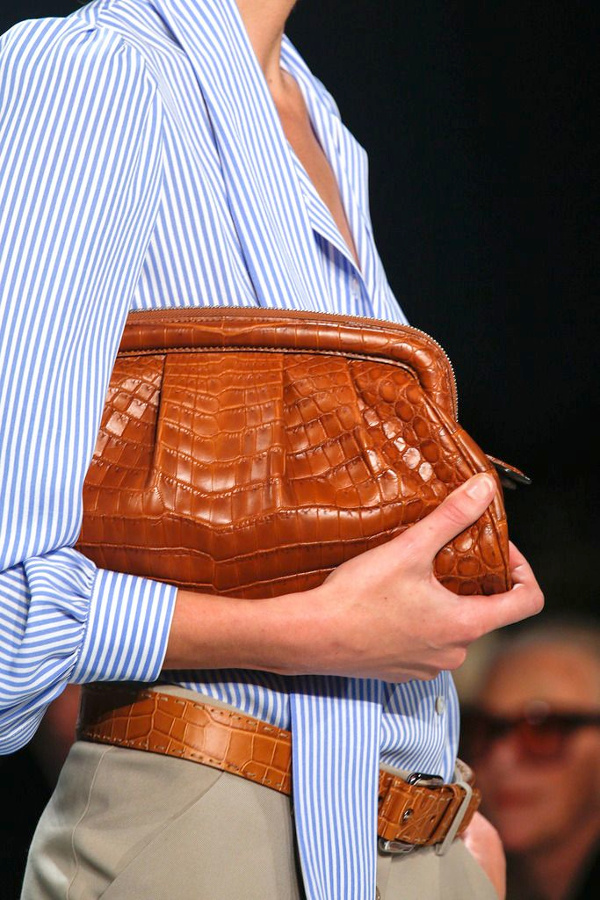 Cuir textur + rayures verticales = le bon mix