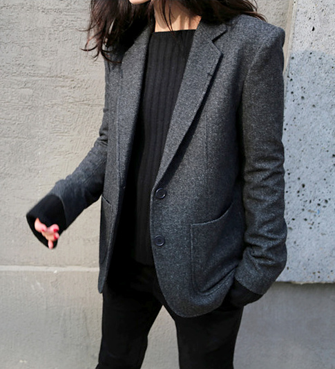 Oui au mix blazer en drap de laine/pull � encolure bateau et aux manches un peu trop longues !