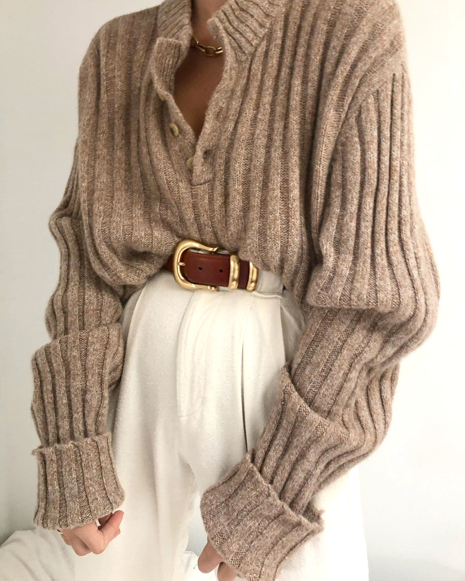 Rien de tel que de glisser un pull un peu ample dans un pantalon taille haute pour twister une tenue classique !