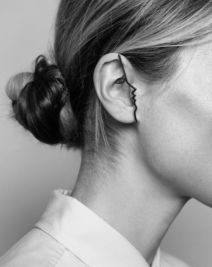 Oui au bijou trompe-l'oeil susceptible de venir twister une allure classique !