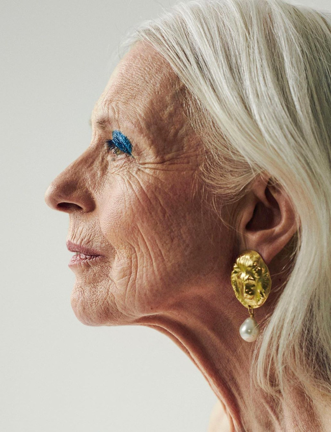 Bijoux n�o baroques + port de t�te altier = le bon mix