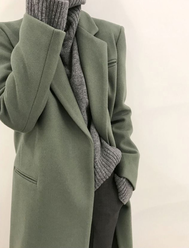 M�lant la rigueur du vert mousse � la cosyness du gris chin�, ce look a tout bon !