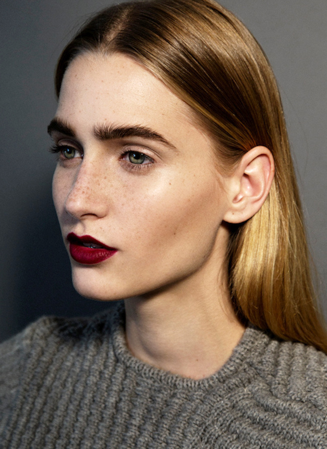 Rouge � l�vres soutenu + pull en grosse maille = le bon mix