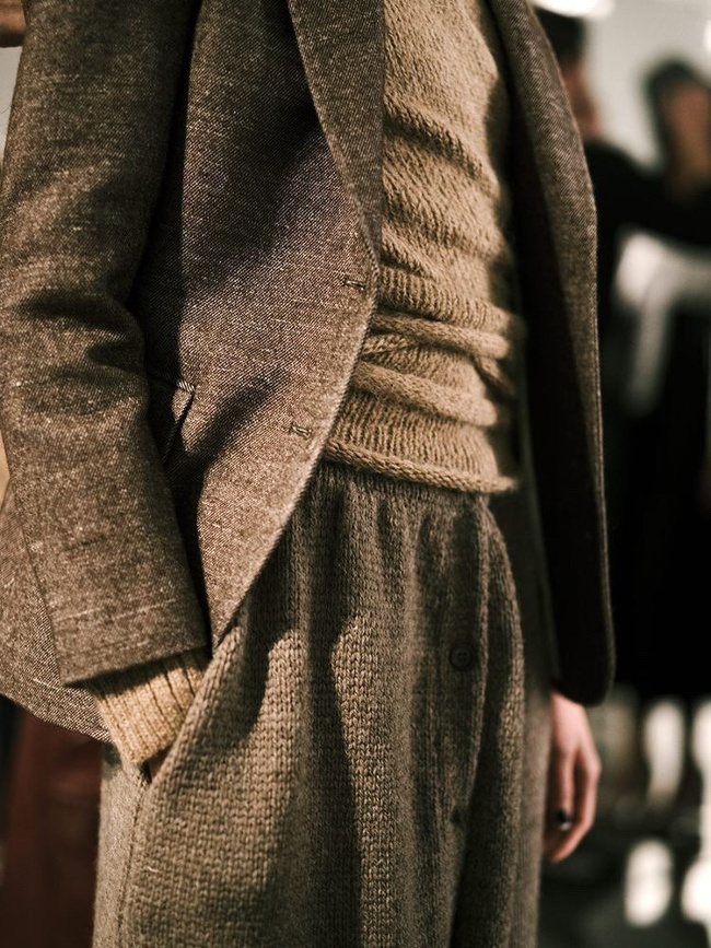 Pantalon en maille douillette + blazer en drap de laine = le bon mix