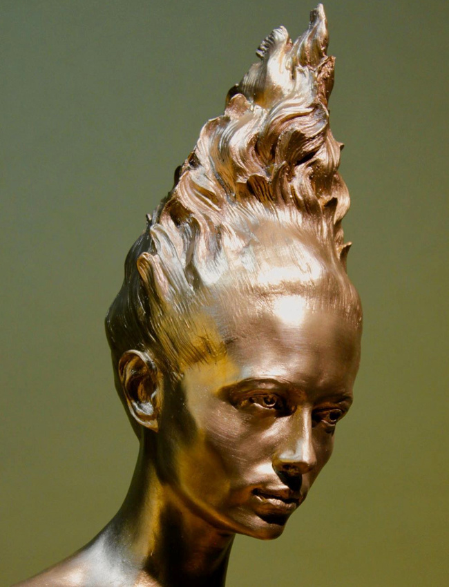 M�lant profil ac�r� et regard de braise, cette sculpture captive par sa d�licatesse expressive