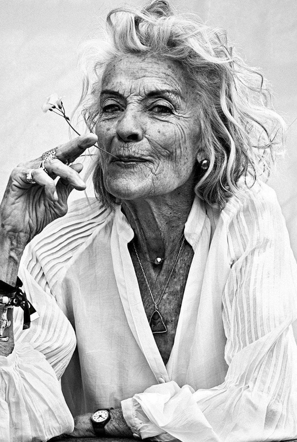 Sourire espi�gle + carr� boucl� = le bon mix