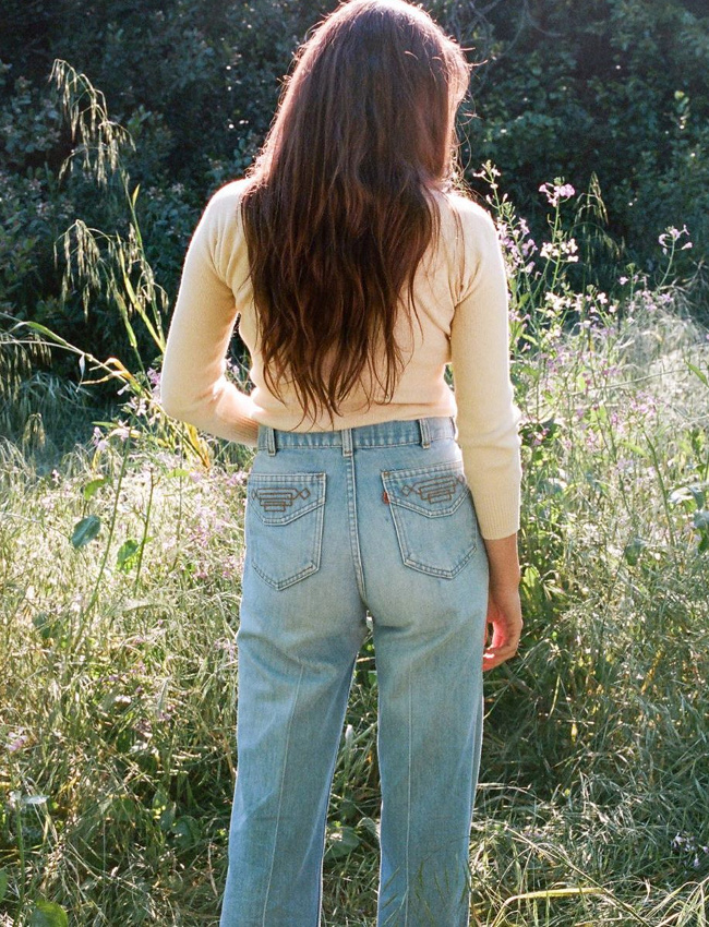 On ne se lasse pas du duo jean large taille haute/top moulant manches longues !