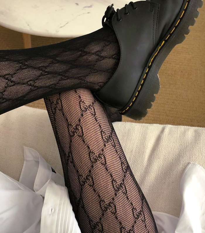 Bonne id�e du jour : all�ger la d�gaine de chaussures massives via une paire de collants sophistiqu�s !