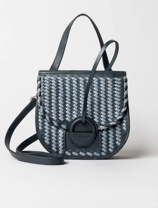 M�lant tissage, duo de bleus et d�tail original, ce petit sac a tout bon !