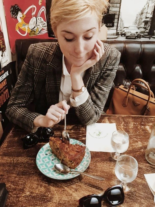 Blazer ajust� � carreaux + fine montre + coupe courte blonde + maxi part de tarte = le bon mix