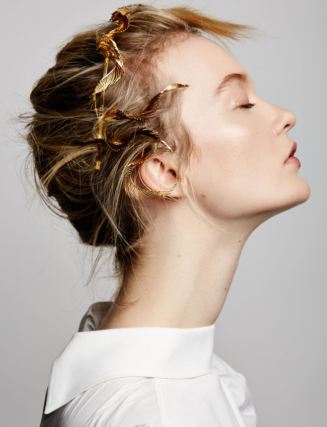 Chignon coiff�/d�coiff� + accessoires raffin�s et dor�s = le bon mix