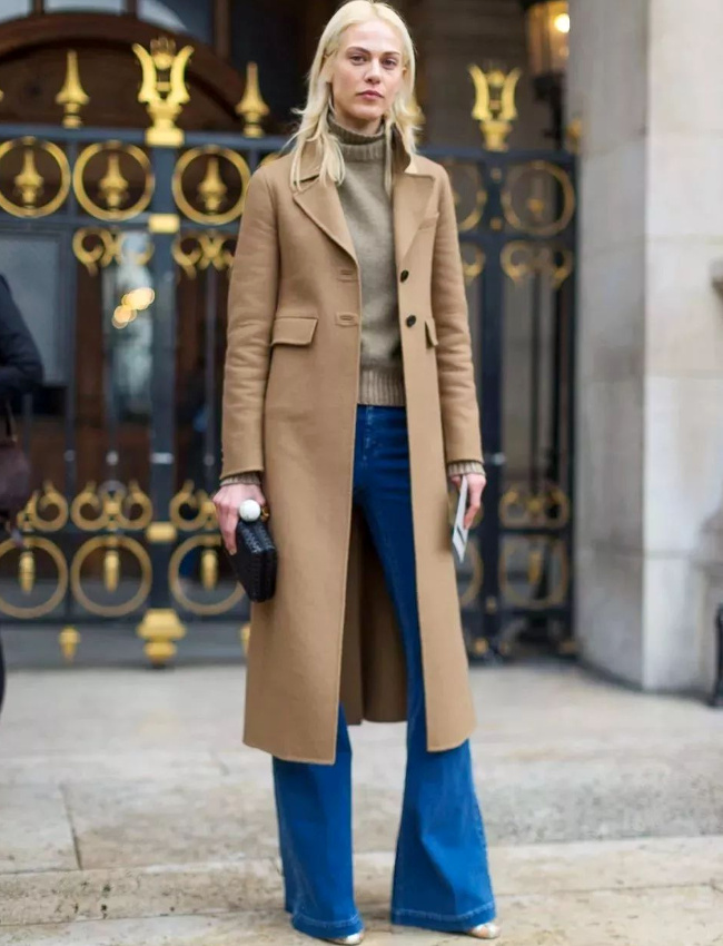 Oui au duo jean flare/manteau 3/4 !