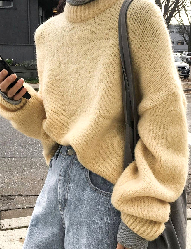 Rien de tel qu'un pull loose jaune p�le pour r�chauffer un jean bleu d�lav� !