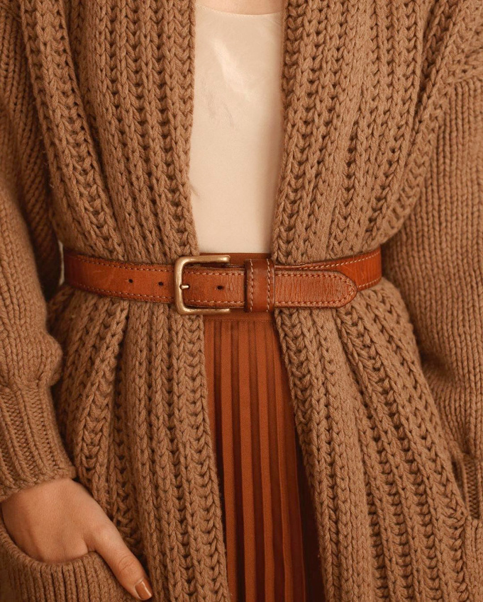 Rien de tel que de ceinturer taille haute un long gilet pour sophistiquer une tenue automnale !