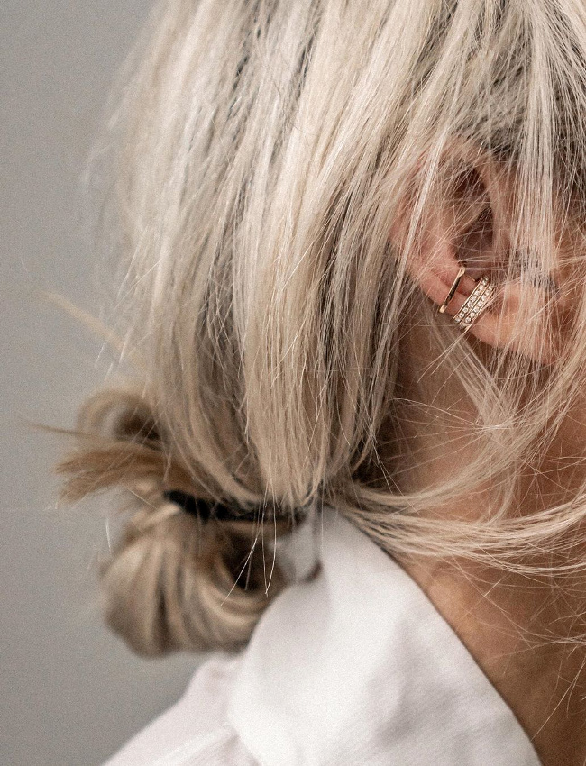 Rien de plus charmant que le t�lescopage entre coiffure d�sinvolte et bijoux pr�cieux !